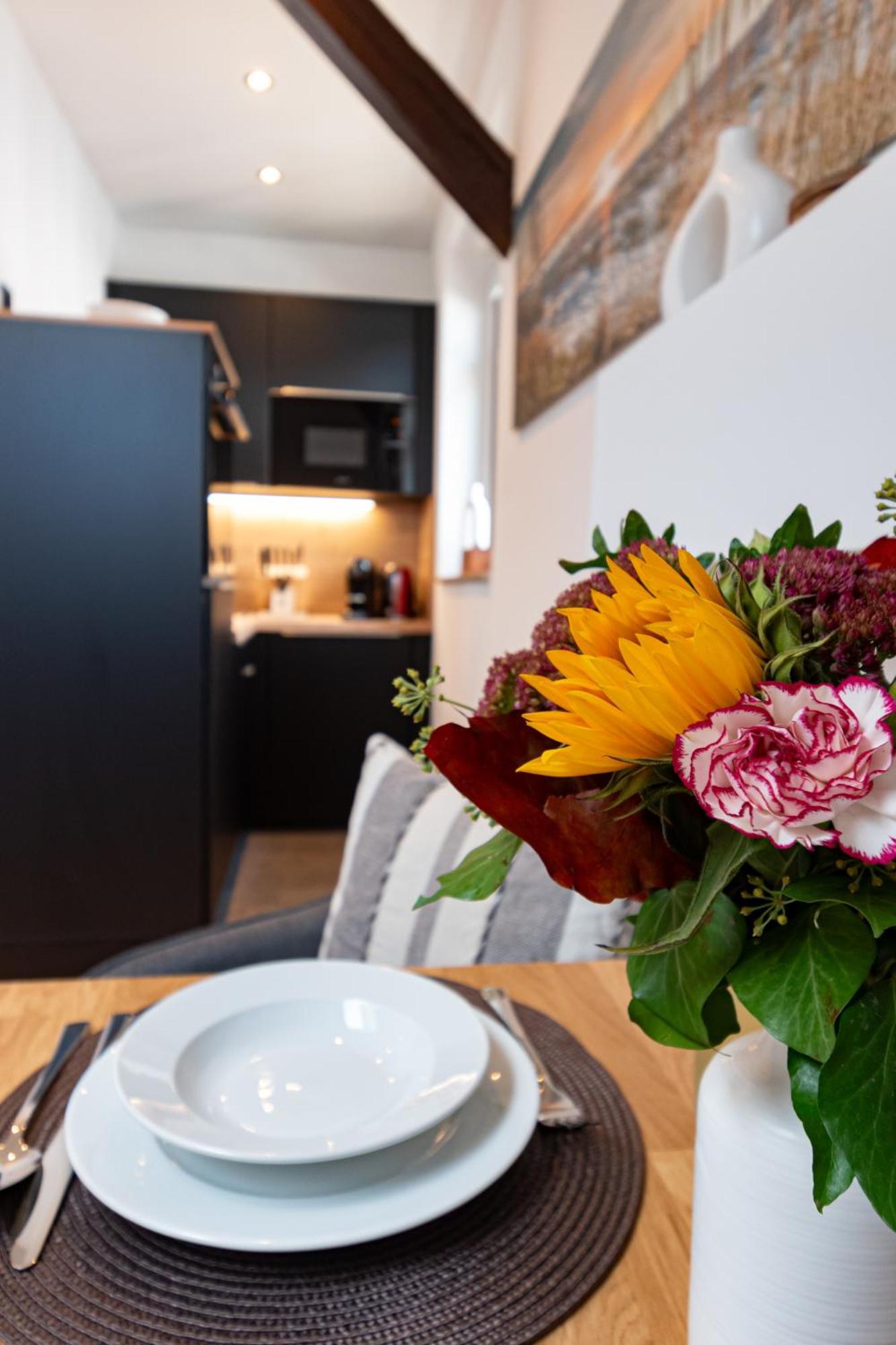 Sweethome - Zentral - Kueche & Parkplatz, Wifi Halle  Esterno foto